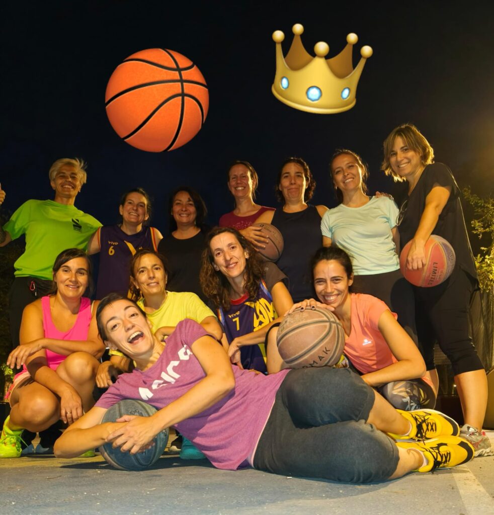 equipo de baloncesto Tercias, posando con balones de baloncesto en una foto nocturna